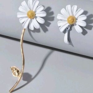 🆕️ 🌸CUTE DAISY MISMATCHED EARRING SET🌸